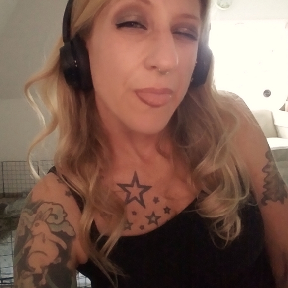 Meet your Posher, Jeni. - Picture 1 of 2